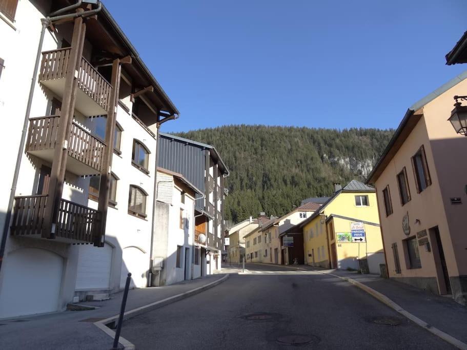 Appartement au cœur du village avec parking privé Mijoux Extérieur photo